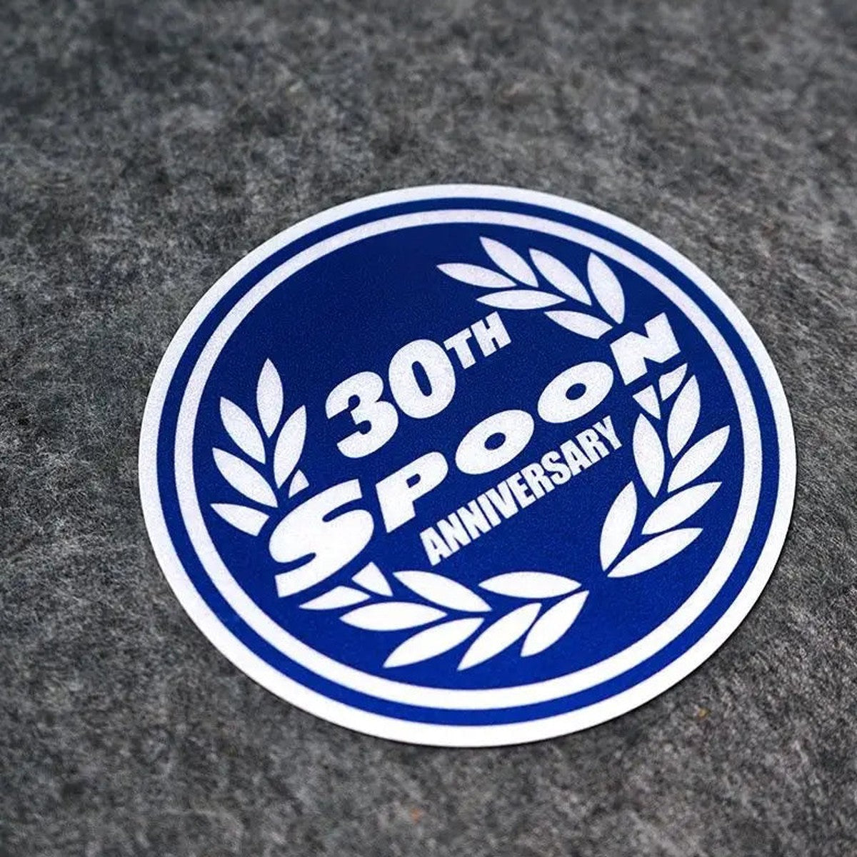 Blue Spoon-style 30th Anniversary round sticker, 10 x 10 cm